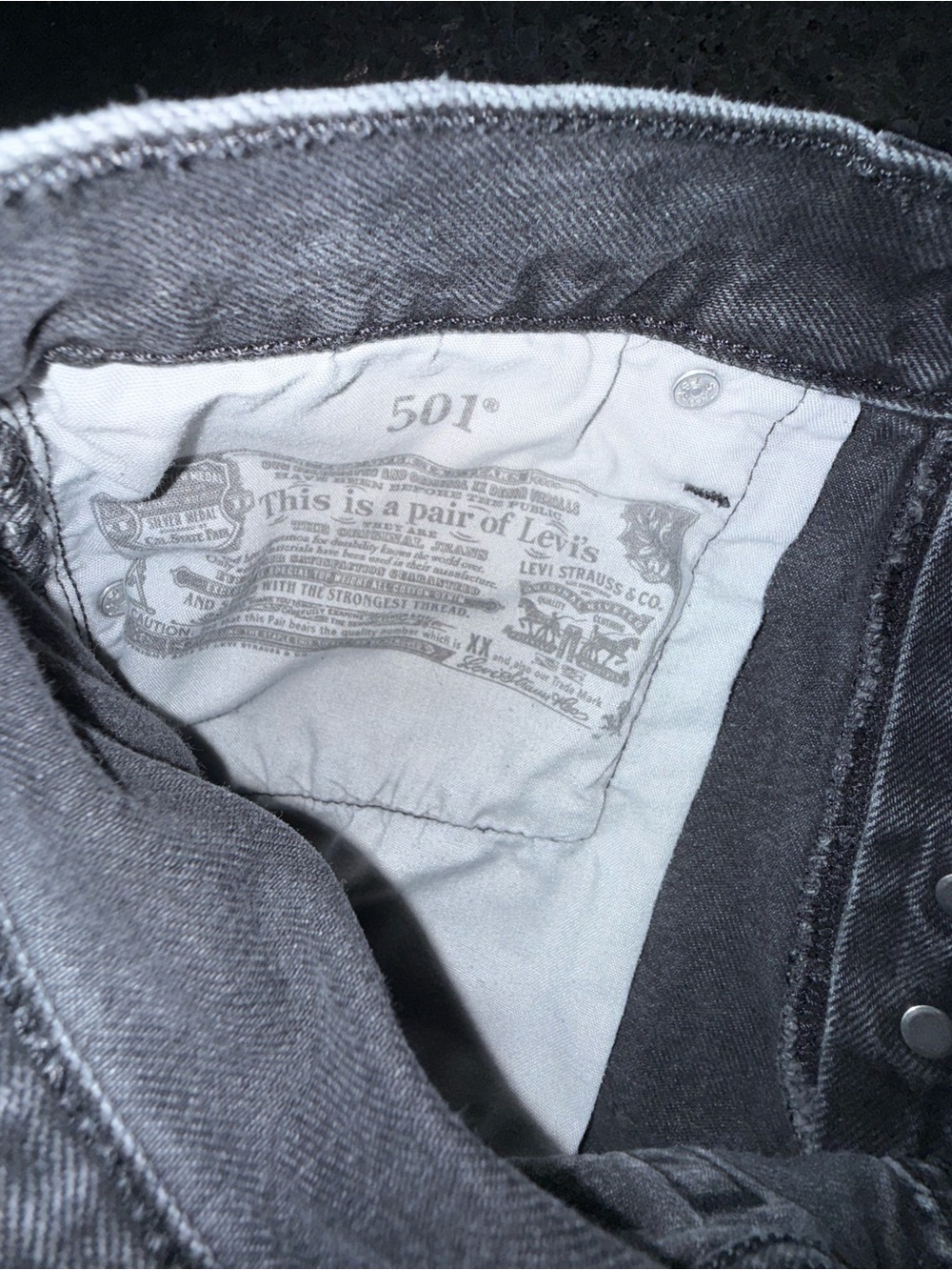 Levi's Faded Black Grey High-Rise Denim Cutoff Buttonfly Shorts SZ 28 - Picture 8 of 11
